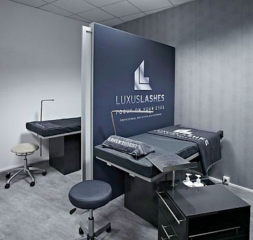 Bilder einer LUXUSLASHES®-Lounge, komplett im Corporate Design eingerichtet.
